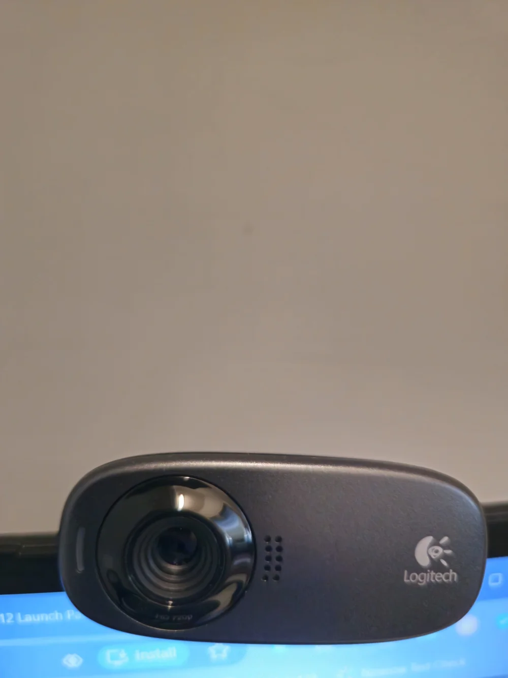 2 Webcams: A Full HD 1080P USB Webcam equipped with A Microphone & A Logitech